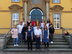 Gruppenfoto vor dem Schloss mit Prof. Dr. Carlos Sandoval